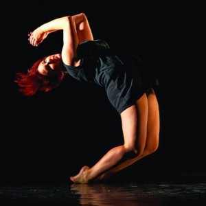 Ffin Dance performer